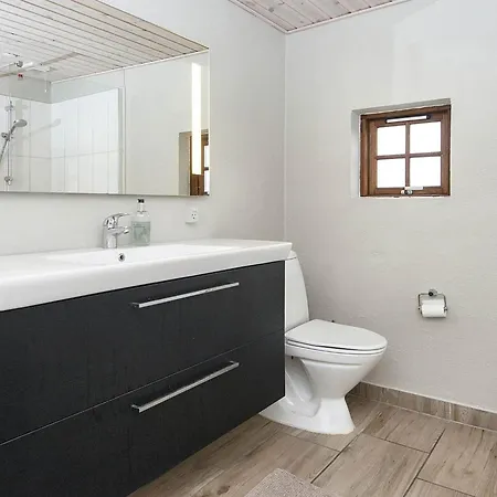 Three-bedroom In Bredebro